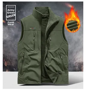 Detail der armeegrünen Outdoor-Weste mit winddichtem Stoff und warmem Fleece-Futter