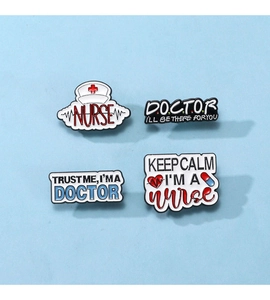 Détails de quatre pin's médicaux en émail avec des thèmes docteur et infirmier sur bleu