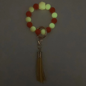 Bracciale portachiavi luminoso con perle in silicone, perline arancioni e nappa in pelle PU