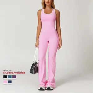 Rosafarbener rückenfreier Yoga-Jumpsuit mit weißen Kontrastpaspeln und Schlagbein