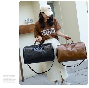 Foto exterior que muestra bolsos de viaje de cuero PU negro y marrón sostenidos por un modelo