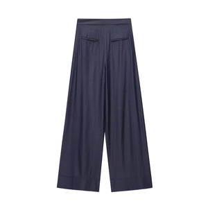Détail du pantalon en lin bleu marine à taille haute et jambe large avec poches arrière