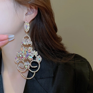 Gros plan détaillé de boucles d'oreilles fleur à pampilles en cristal sur un mannequin
