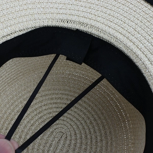 Détail de l'intérieur du chapeau de paille avec bandeau et mentonnière élastique