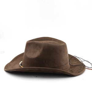 Détail d'un chapeau de cow-boy marron en suédine avec bandeau perlé et cordon de serrage