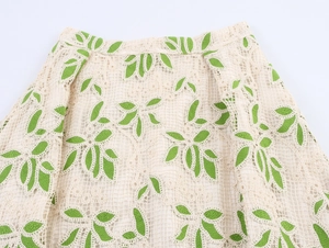 Vue détaillée de la jupe en dentelle beige avec broderie de feuilles vertes et crochet