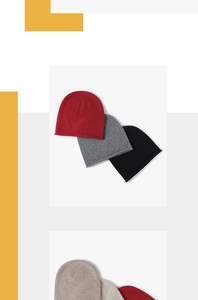 Détail de bonnets en tricot d'hiver en plusieurs couleurs avec motifs ondulés