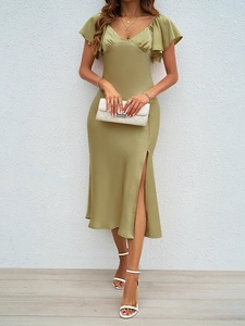 Détail de la robe en satin vert sauge avec manches à volants et fente latérale haute