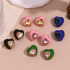 Vue détaillée de boucles d'oreilles cœur plaquées or 18 carats avec cristaux colorés