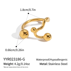 Dimensions détaillées pour cette bague ouverte vague dorée au style minimaliste moderne