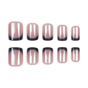 Faux ongles French avec base rose nude et bords noirs de forme carrée courte et arrondie
