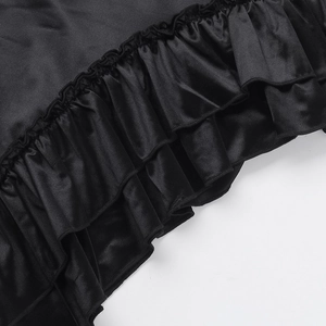 Vue détaillée du tissu en satin noir avec des volants élégants et une texture soyeuse