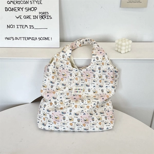Dettaglio della borsa trapuntata con motivi di gatti ed etichetta tessuta morbida