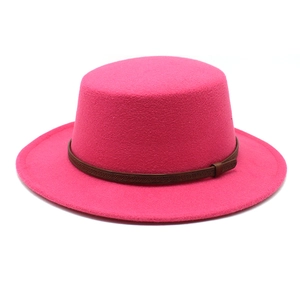 Chapeau canotier en laine rose vif avec un ruban décoratif en cuir tressé marron