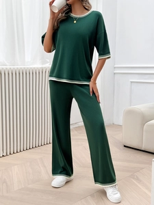 Ensemble en tricot vert pour femme avec haut à manches courtes et pantalon à rayures