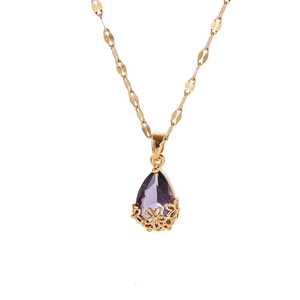 Collier élégant en acier titane doré avec cristal goutte violette et base florale