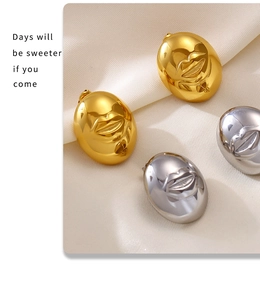 Detailopname van gouden en zilveren titanium lip oorbellen op zijden stoffen