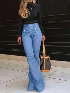 Detail van flare jeans met hoge taille, een knoopsluiting met vier knopen en steekzakken