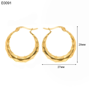 Dettaglio degli orecchini a cerchio in acciaio inossidabile dorato 27mm con taglio diamantato