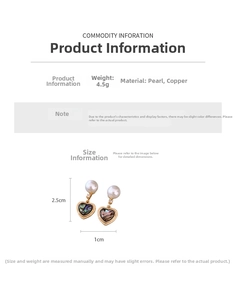 Détail des boucles d'oreilles cœur en perles avec zircons et finition dorée élégante