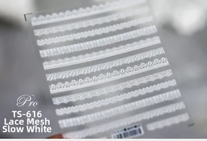 Détails macro de stickers ongles dentelle blanche TS-616 aux motifs de tulle et vagues