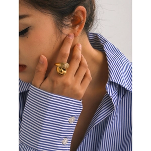 Close-up of a 18k gold-plated stainless steel teardrop ring on a model's finger