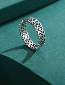 Vista macro dell'anello in argento sterling 925 con motivi a cuore traforato
