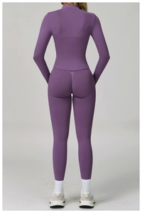 Vue arrière de l'ensemble de yoga violet montrant la coupe moulante et le legging