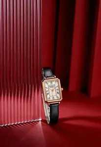 Detaillierte Makroansicht einer eleganten quadratischen Damenuhr in Roségold mit Lederband