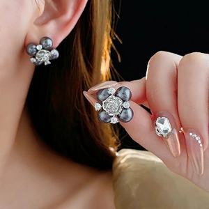 Elegant flower earrings with dark gray pearls and silver roses for a luxury fashion look