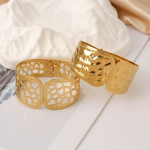 Minimalist Stainless Steel Wide Bangle Bracelet For Women 18K Gold Plated Hammered Texture Geometric Hollow Cuff Bracelet Fashion Jewelry
