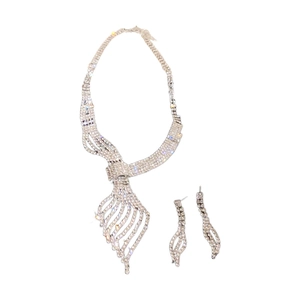 Elegant silver leaf leaf-shaped necklace and earrings set with sparkling rhinestones