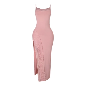 Abito lungo rosa con pizzo e spacco laterale, vestibilità aderente per occasioni speciali