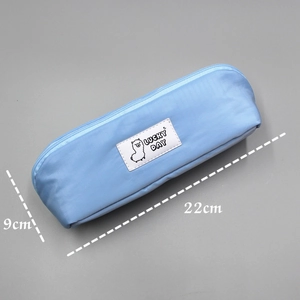 Detailansicht hellblaue Federtasche mit Maßen 22cm x 9cm und Lucky Day Etikett