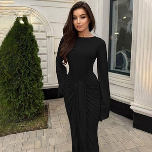 Détail du nœud élégant à la taille et de la texture plissée de cette robe noire chic