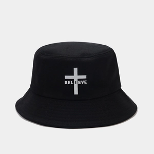Détail du bob en coton noir avec motif croix Believe et coutures de haute précision