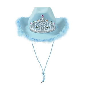Detalle de sombrero vaquero azul claro con borde de plumas y adorno de corona con gemas