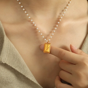 Collana di perle con ciondolo a tulipano in acciaio al titanio placcato oro 18K su modella