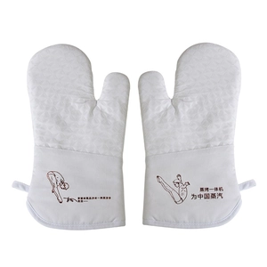 Detailed view of heat resistant silicone oven mitts with non-slip diamond texture
