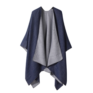 Wende-Cape in Dunkelblau und Grau, gestreifter Poncho-Schal mit edler Strickstruktur