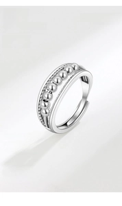 Dettaglio dell'anello doppio regolabile in argento con perline dal design moderno