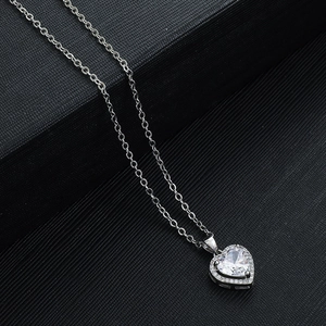 Élégant collier pendentif coeur en argent avec des pierres de zircon scintillantes