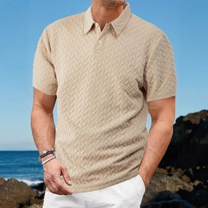 Polo homme à manches courtes en tissu jacquard beige avec texture respirante à chevrons