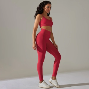 Dettaglio del set yoga rosso senza cuciture con trama a costine e design con dorso a vogatore