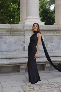Details des eleganten schwarzen Seidenkleids mit Neckholder und langen Bändern