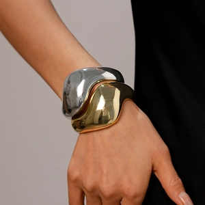 Minimalistische breite unregelmäßige Wellen Armreifen in poliertem Gold und Silber Finish