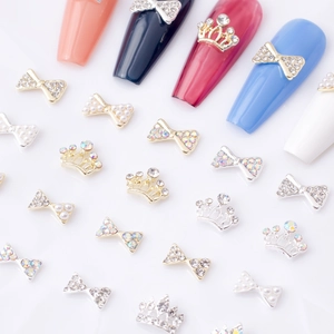 Bijoux d'ongles étincelants en forme de nœud et couronne avec strass et perles nacrées