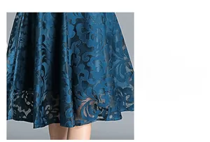 Détails du bas de la robe en dentelle bleu foncé avec motifs floraux et drapé élégant