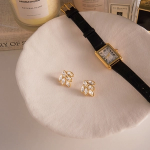 Detail von 18K Gold Edelstahl-Ohrringen mit Marquise-Strasssteinen und Damenuhr