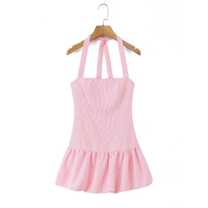 Dettaglio dell'abito a righe bianche e rosa con scollo all'americana e balze sull'orlo